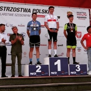 Damian Papierski najlepiej rozegrał końcówkę wyścigu młodzieżowców w Nowym Dworze Mazowieckim i został Mistrzem Polski w wyścigu ze startu wspólnego.
2 miejsce - Jakub Soszka również student WSKFiT
3 miejsce – Piotr Mierzyński
Gratulujemy i życzymy dalszych sukcesów!!